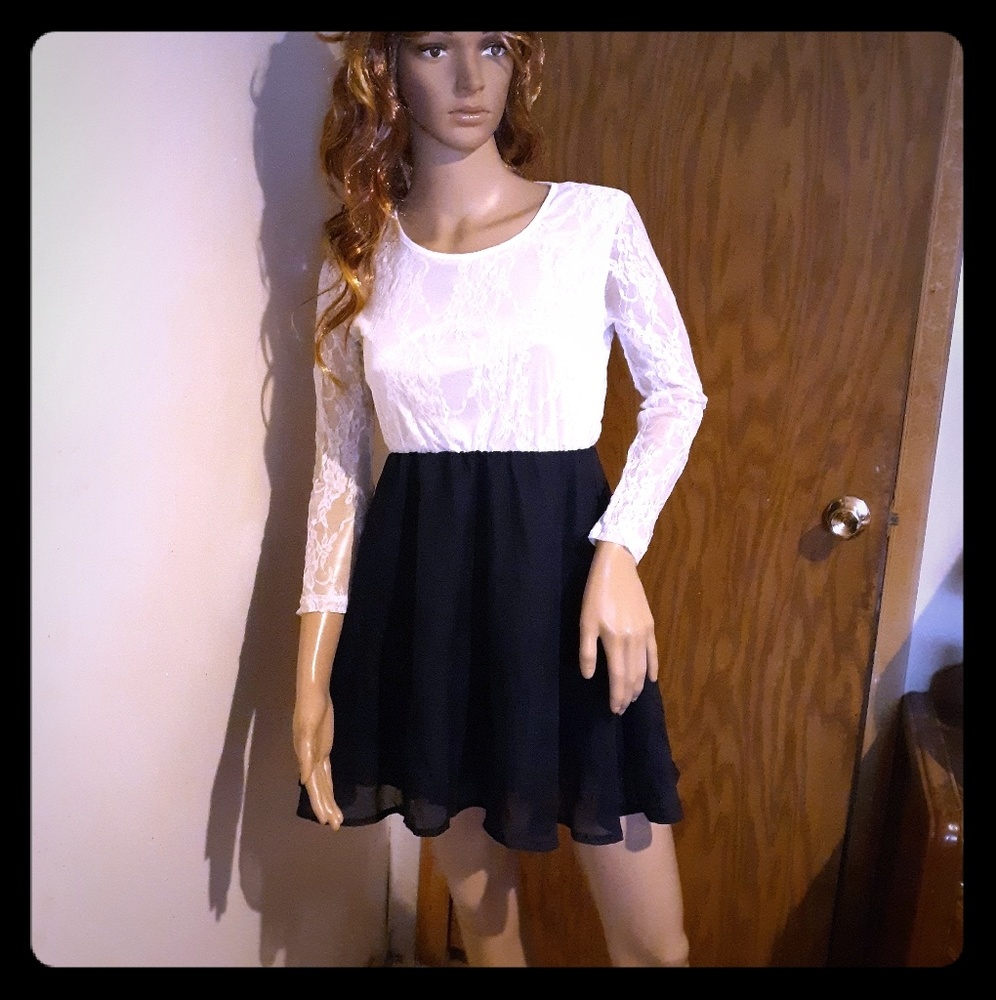 NWOT!! White Lace & Navy Blue Mini Dress Sz Small